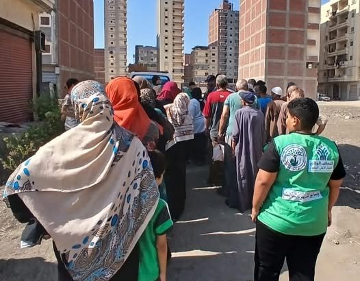 "التحالف الوطني ومؤسسة نبيل الكاتب يوزعان 2000 وجبة غذائية لدعم الأسر الأولى بالرعاية بالبحيرة"