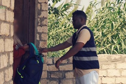 "مؤسسة غيث للتنمية المجتمعية تُوزع شنط مدرسية لدعم الأطفال في بداية عامهم الدراسي"