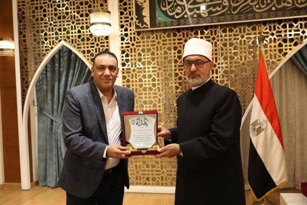 "مفتي الجمهورية يكرّم رئيس الاتحاد العام لشباب العمال ويبحث تعزيز التعاون المشترك"
