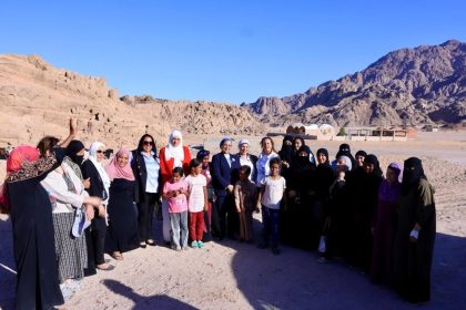 "المجلس القومي للمرأة يناقش تحديات وتطلعات سيدات وادي منحر الناقة بجنوب سيناء"