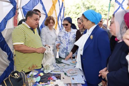 المستشارة أمل عمار ووفد المجلس القومي للمرأة يتفقدون مشغل كفر الترعة ومعرض المنتجات بالدقهلية