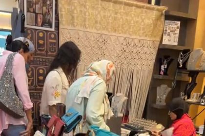 جناح مؤسسة حياة كريمة وأمازون مصر يجذب الأنظار في معرض تراثنا للتراث والحرف اليدوية.