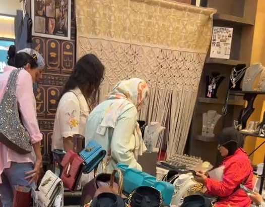 جناح مؤسسة حياة كريمة وأمازون مصر يجذب الأنظار في معرض تراثنا للتراث والحرف اليدوية.