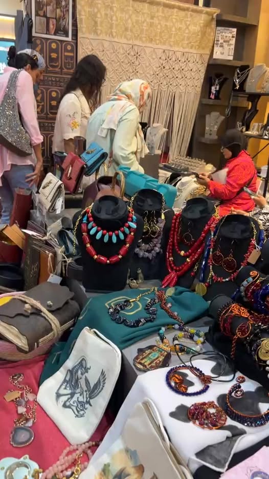 جناح مؤسسة حياة كريمة وأمازون مصر يجذب الأنظار في معرض تراثنا للتراث والحرف اليدوية.